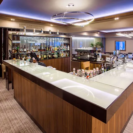 Bellevue Park With Free Parking Готель 4*